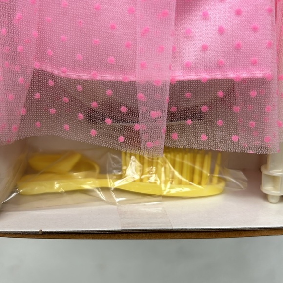 - Vintage 1995 Avon Special Edition SPRING BLOSSOM BARBIE in box - Picture 5 of 10